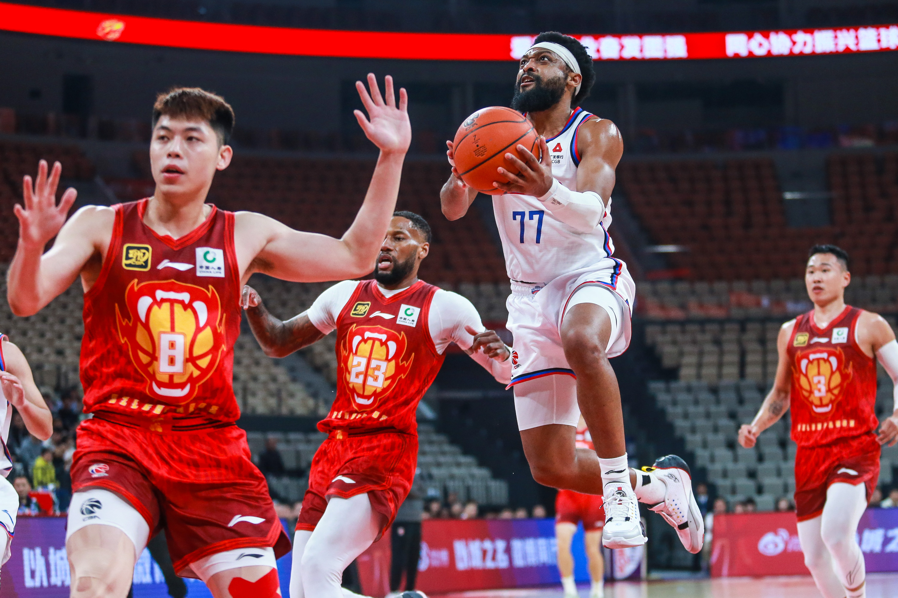 包含转会期体能课后，布莱顿内部沟通备战CBA季后赛，赛场秩序良好，阵容厚度经受考验的词条