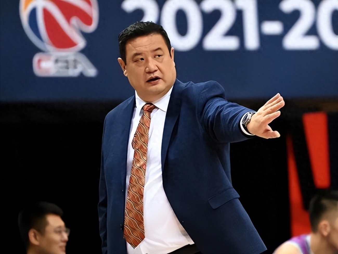 NBA常规赛今晨再迎强敌；深圳男篮门线救险；主帅态度：引发热议；年轻球员得到机会的简单介绍