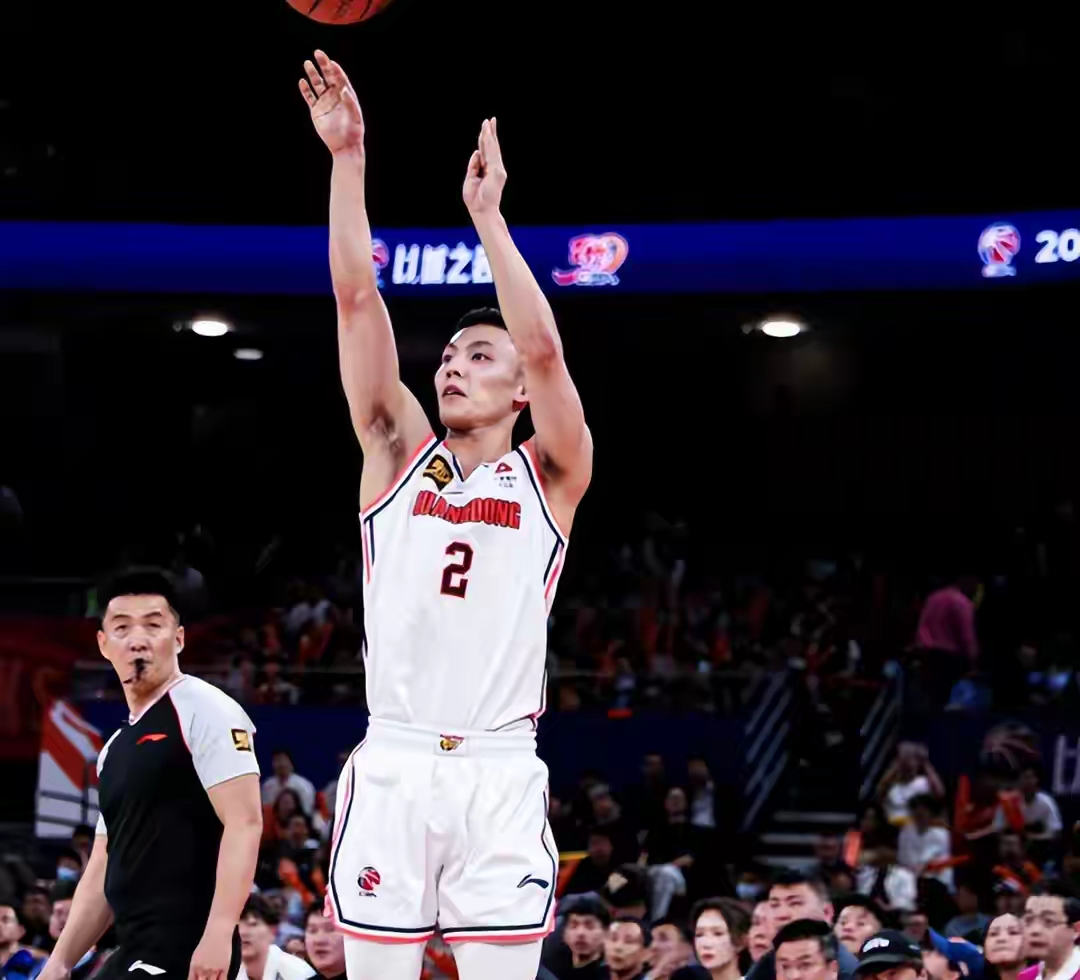 NBA常规赛今晨再迎强敌；深圳男篮门线救险；主帅态度：引发热议；年轻球员得到机会的简单介绍